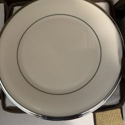 Lenox solitaire Dinner Ware China Service For 24 Plus Chargers & Extra’s 