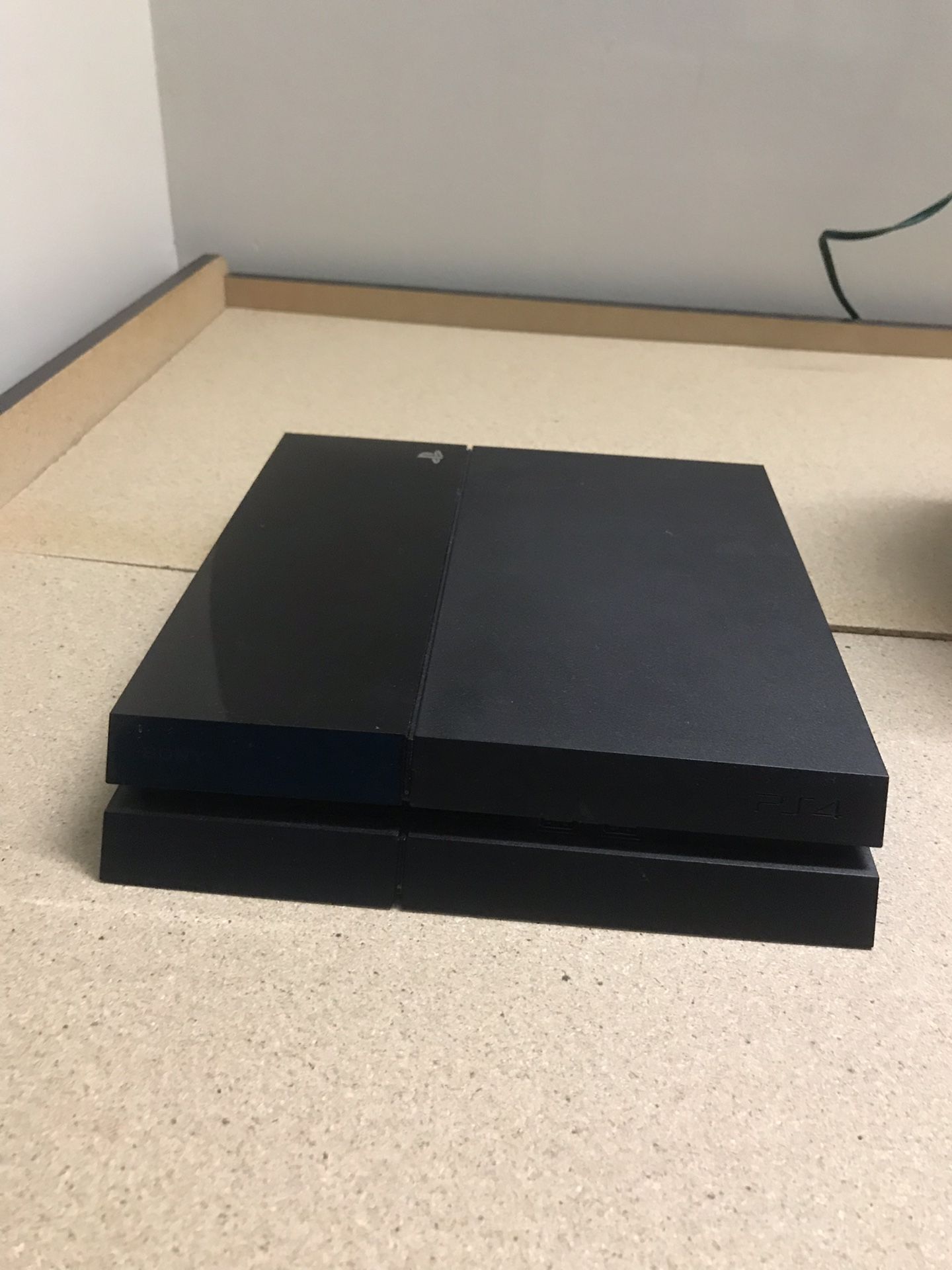 PlayStation 4 (turns off instantly)