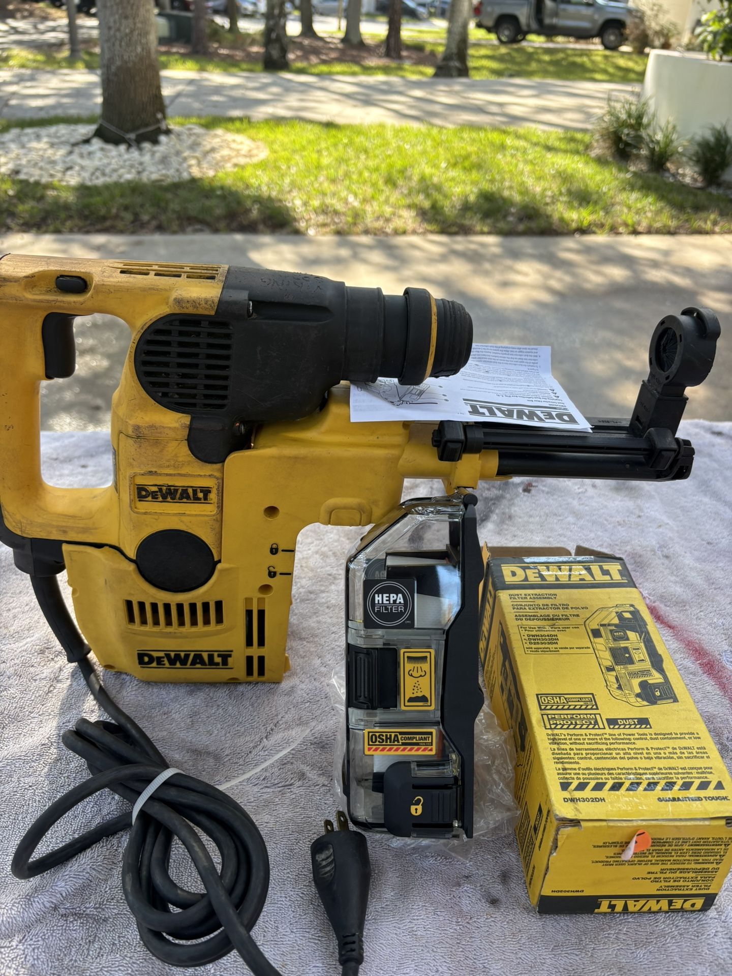 DeWalt D25313 SDS L-Shaped Rotary Hammer Drill - D25300D Dust Vac & New Unused HEPA  Filter 