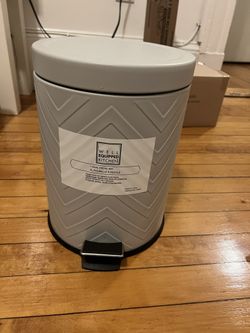 Well equipped kitchen pedal trash bin, 1.5 Gal
