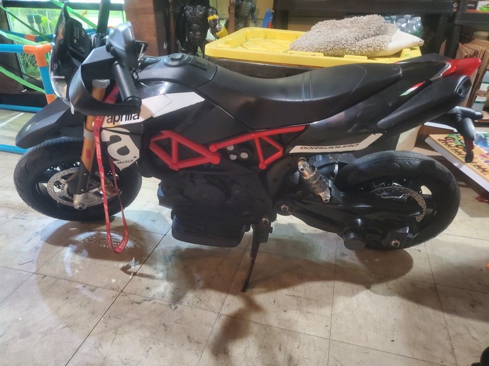 Electric Motorcycle Modified For Extra Speed. One Battery Included. Plays Music Or Connect Your Aux Cord.