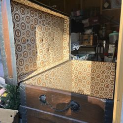 Vintage Fabric Lined Wood Chest/trunk 