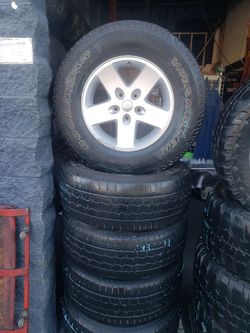 $500 5 LLANTAS CON RINES PARA JEEP