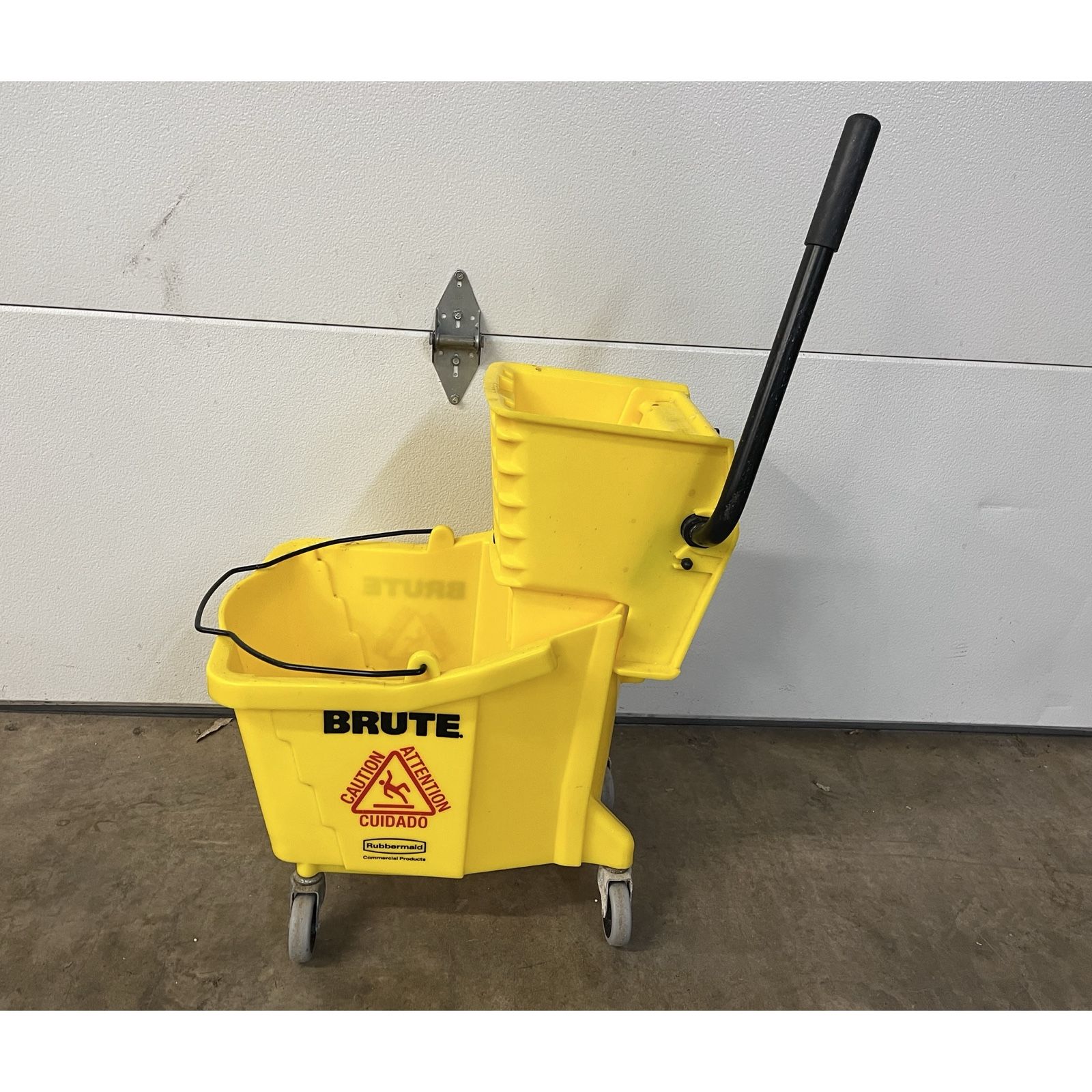 Rubbermaid Brute mop bucket with wringer, handle, and wheels.