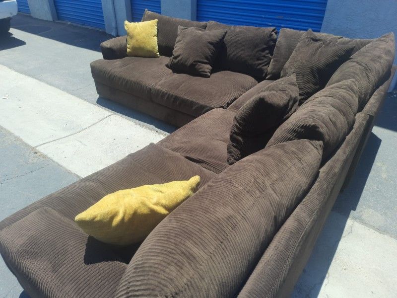 Huge Sectional Couch 🛋 Very Nice And Clean 🛋 