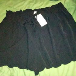 NEW WITH TAGS WOMENS SCALLOPED FLOWY DRESS SHORTS 