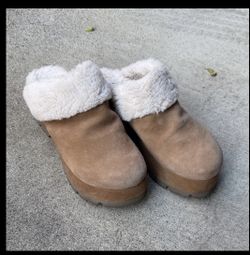 Steve Madden Tan Faux-Suede Clogs with Cream Fur