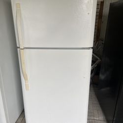 😻EXCELLENT RUNNING WHITE 18 CU FT. FRIDGE.🛻DELIVERY FOR FEE💸FREEZER & FRIDGE COMPARTMENTS RUN PERFECTLY🏃NO ISSUES 💯% GREAT RUBBER DOOR SEALS❤️NOR