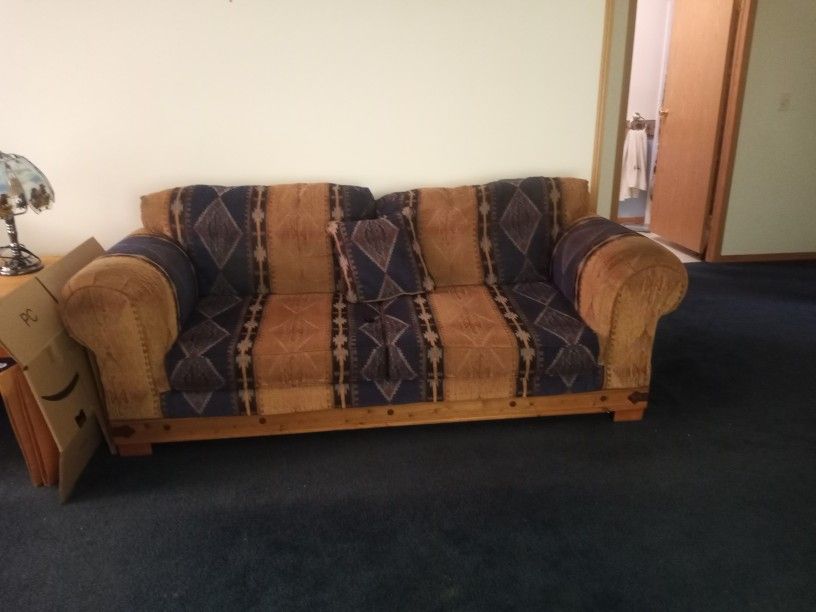 Sofa With 4 Pillows