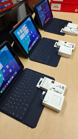iPad 7th Generation 32 GB wi-fi extras