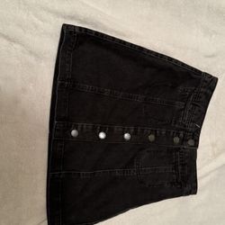 Gently Used Women’s Casual Mini Skirt Color Black Size 6 Excellent Condition.