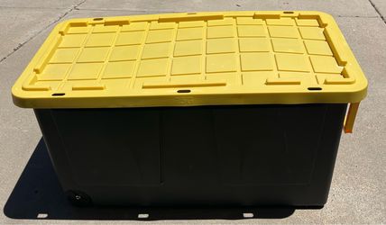 Project Source Commander X-large 75 -Gallons ( 300 -Quarts ) Black and Yellow Heavy Duty Rolling Stackable Tote with Standard Snap Lid