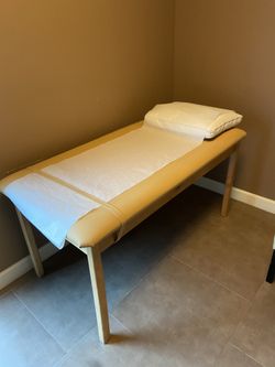 Exam table with table paper holder in great condition
