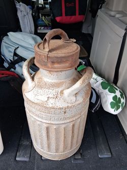 Antique , Vintage , Gas & Oil - Ellisco 5 Gallon Oil Can With Lid / Cap and Chain