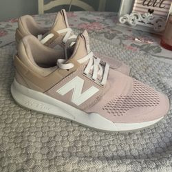 Ladies New Balance Shoes - Size 7.5