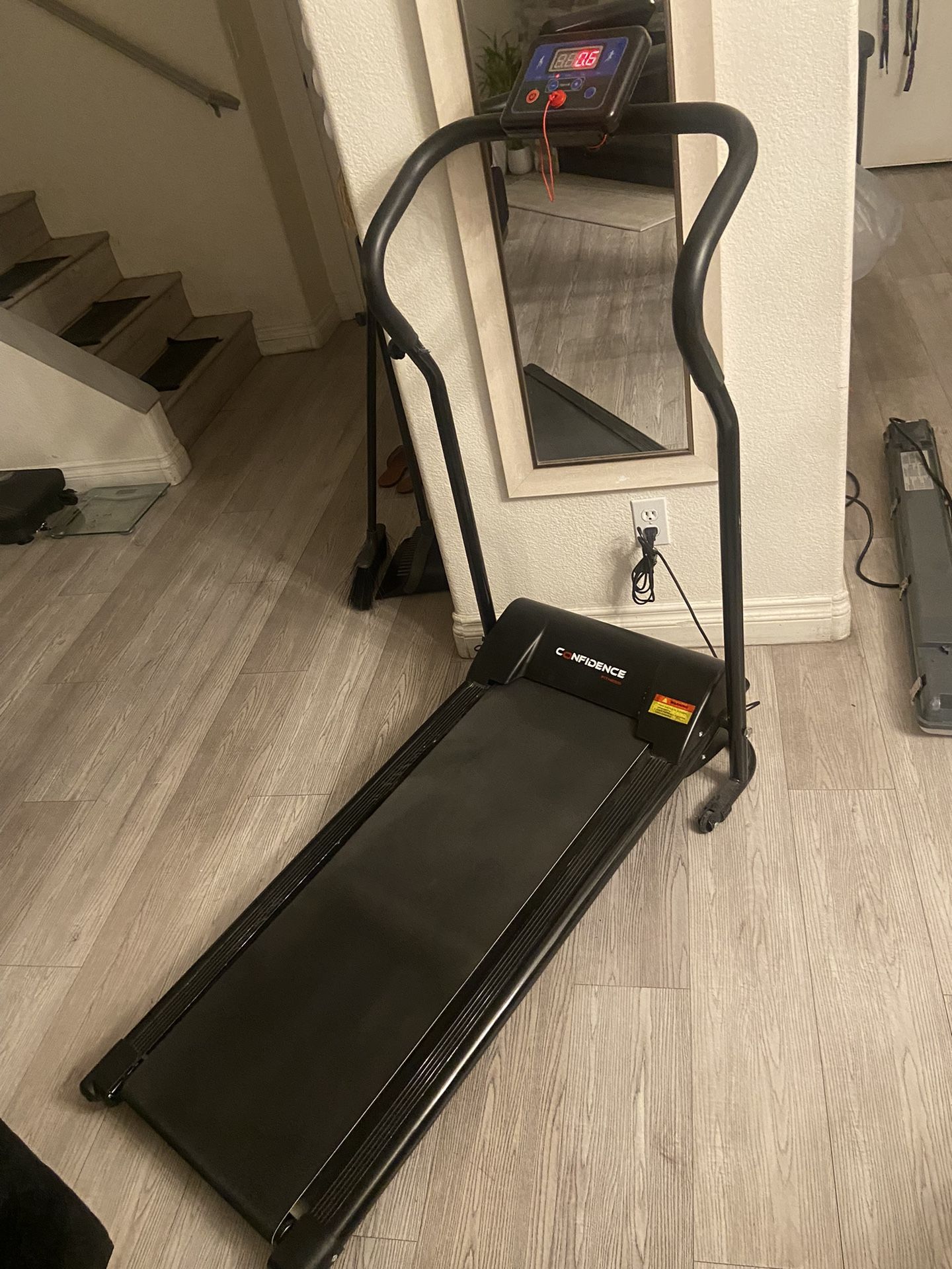 treadmill Easily moveable lightweight works like new 