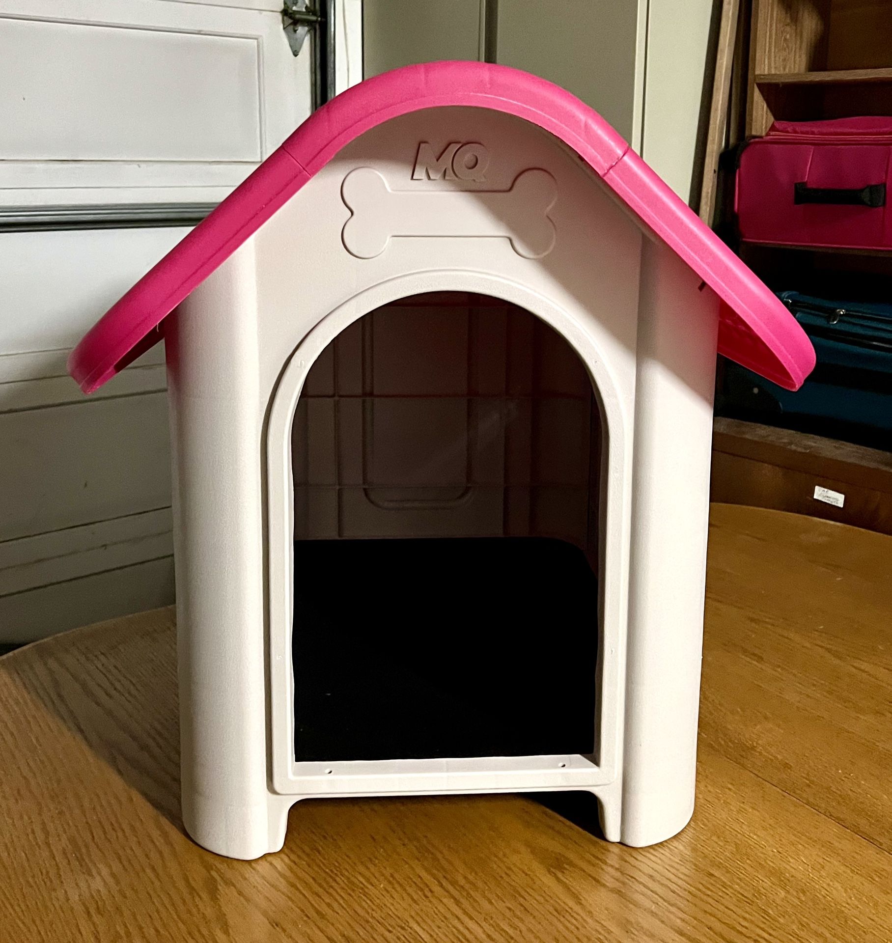 MQ Magenta Dog House with Removable Floor