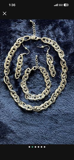 It’s A Beautiful Custom Set The Color Is Silver That Brand New Never Been Used