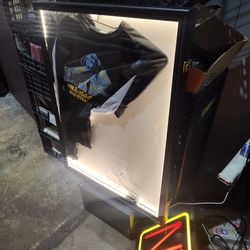 Light Up Jersey Display
31.5" in x 23.5" x 2"
Black