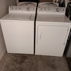 White GE Washer And Dryer Set 