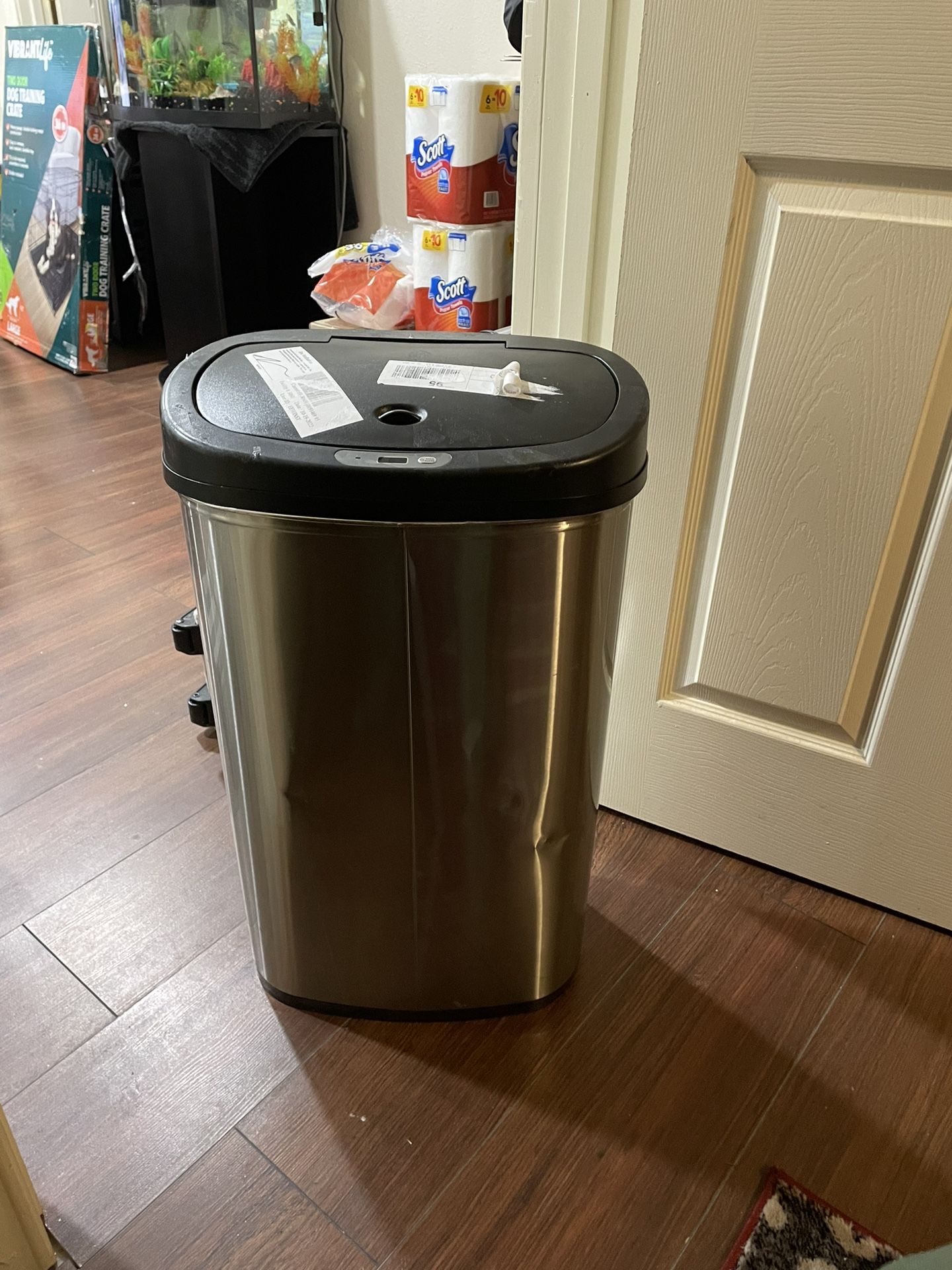 Motionless 13 Gallon Trash Can