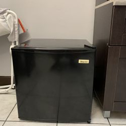 Magic Chef 1.7 Cu ft One-Door Mini Fridge