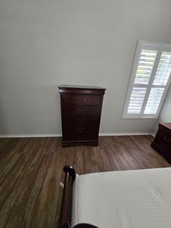 Beautiful King/Queen Bedroom Set – Bed, Dressers, Mirror & Nightstand