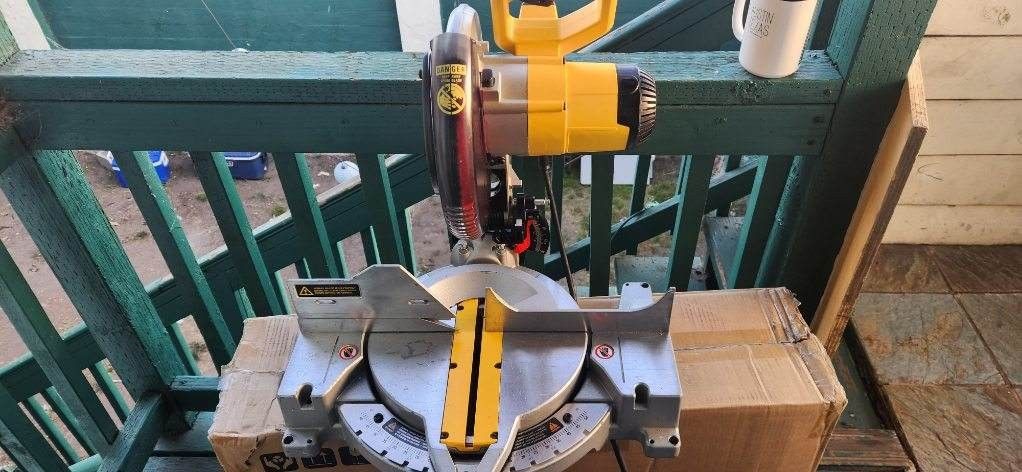 Dewalt 15 Amp 10 In Single Bevel Miter Saw