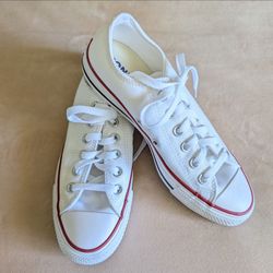 (NIB) Converse Chuck Taylor All Star Low Tops in Optical White, Size Women 7.5 / Men 5.5