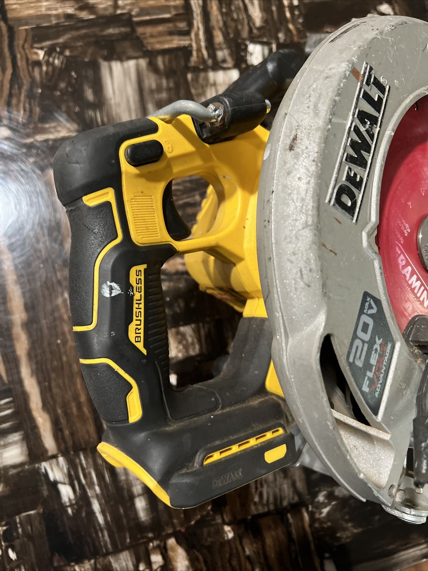 (MA3) DeWALT 20V Max 7 1/4 in. DCS573 Brushless Circular Saw FLEXVOLT Tool Only