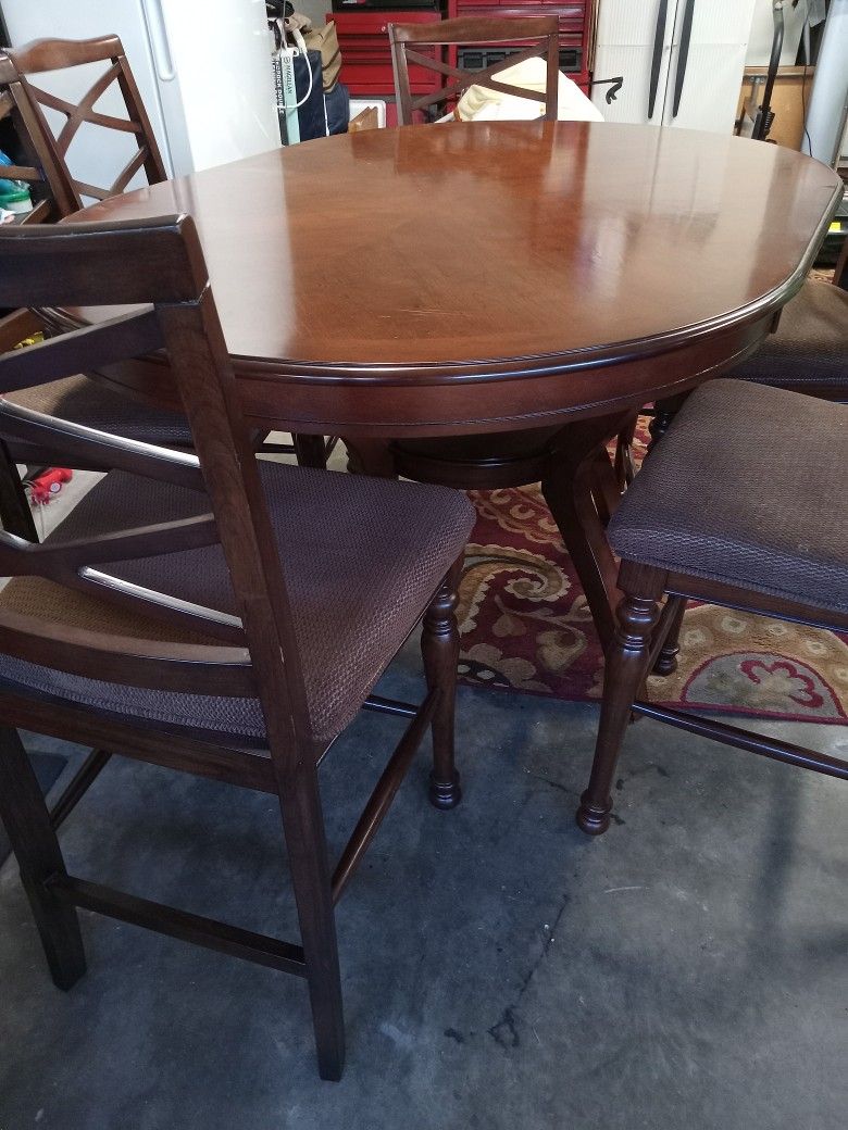 Classic Oval Dinette Set