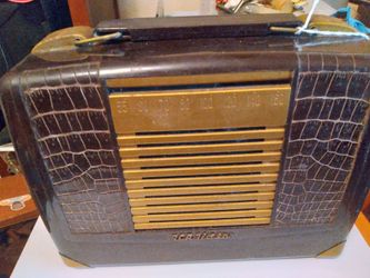 SET OF 3 ANTIQUE RADIOS