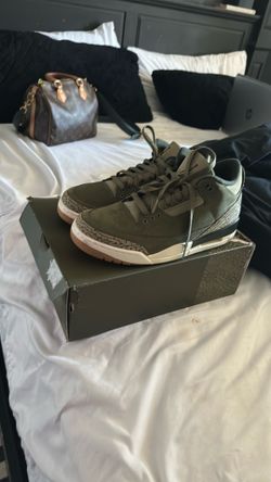 Size 9.5 Jordan 3 medium olive like new