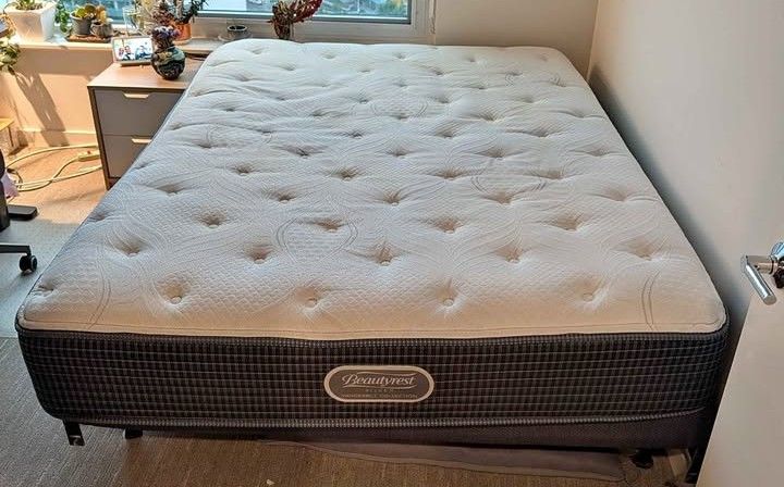 Queen Size Beautyrest Pillow Top Mattress 