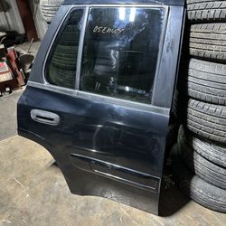 2005 GMC ENVOY OEM PASSENGER REAR DOOR COMPLETE 