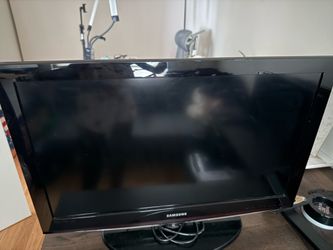 Samsung LN32C450 32-inch LCD TV