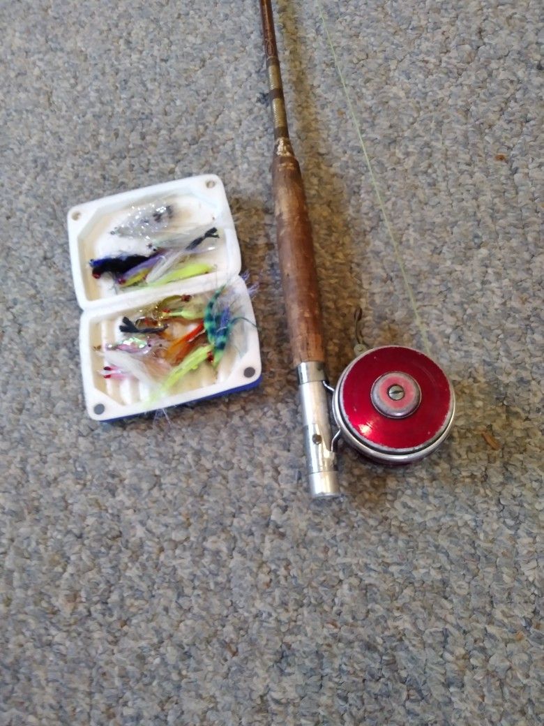FLY. ROD & REEL. SOUTH END AUTOMATIC REEL.   8 FOOT  TRUE TEMPER ROD. &. BOX OF FLYS 