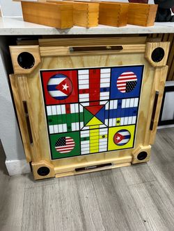 Mesa de domino con parchis