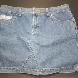 EXCELLENT WOMENS SONOMA FIVE POCKET DISTRESSED DENIM SKORT