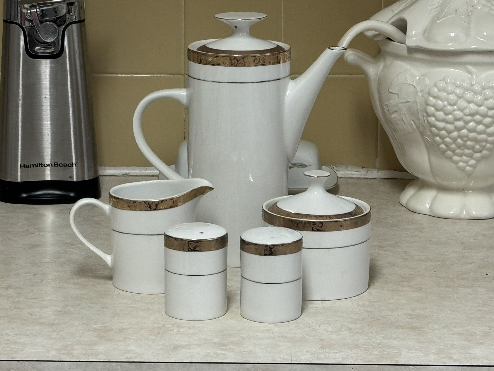 32 Piece Gold Trimmed Dinnerware Set