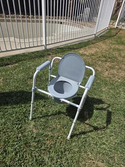 Medline 3-in-1 steel bedside cammode