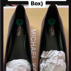 Michael kors flats available in size 8 NEW(No Box) I do provide a dust bag  pick up location in the city of Pico Rivera 