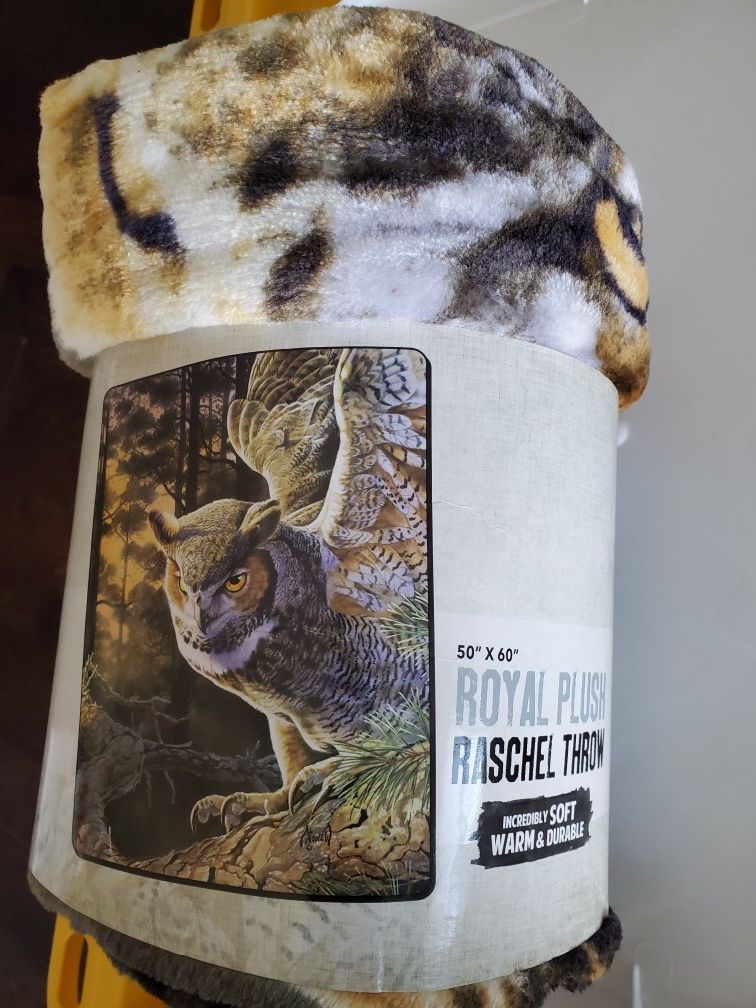 Plush throw -NEW...