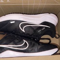 Women’s Nike size 7