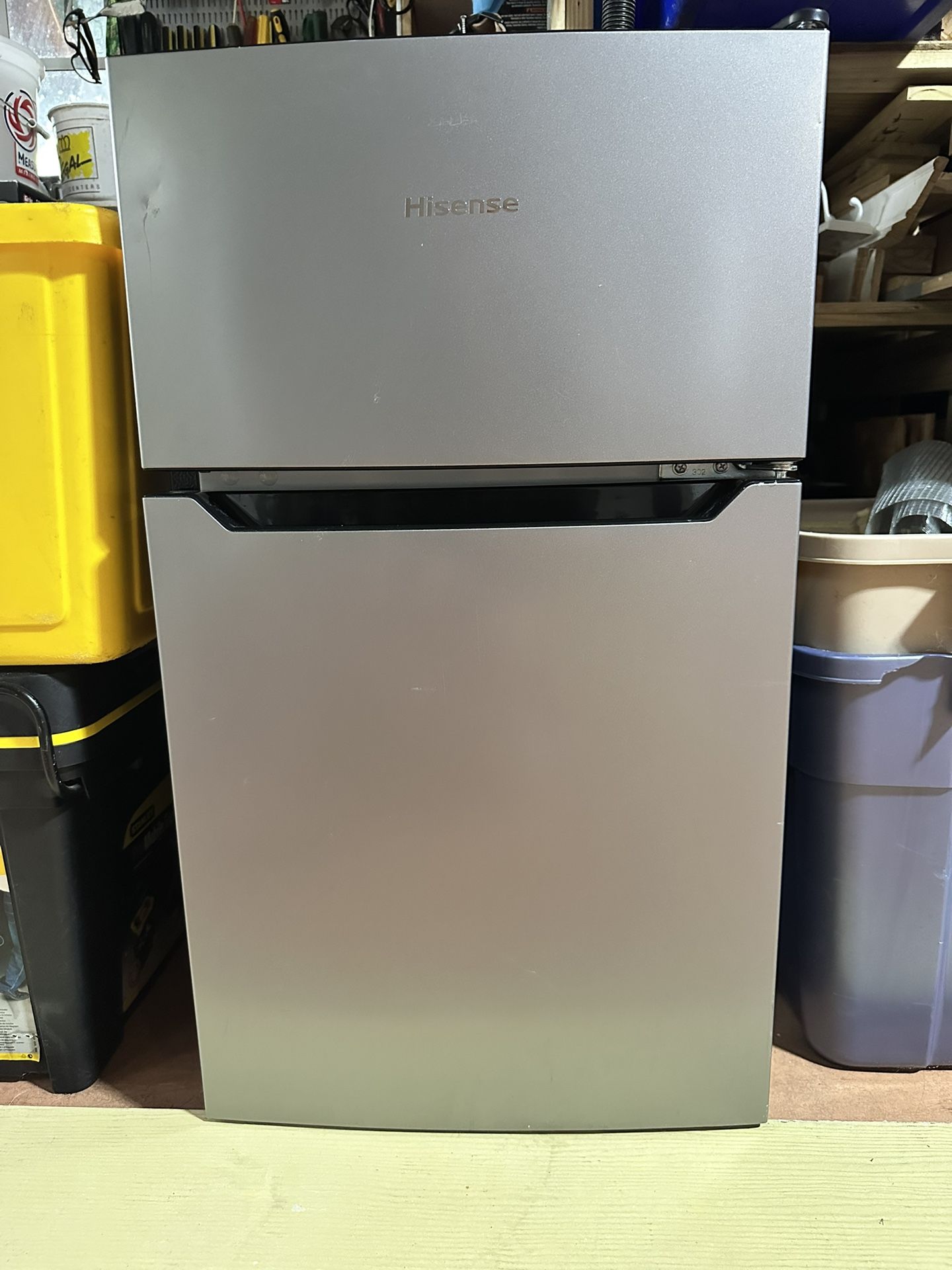 Hisense 3.3-cu ft Mini Fridge with Freezer Compartment