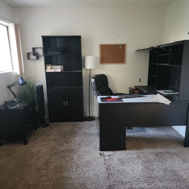 Complete Office Set With Leather Chair