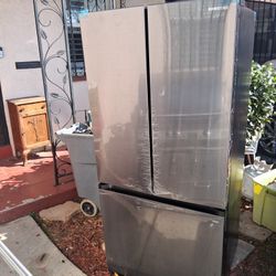 Samsung Refrigerator.........Like New  Condition