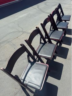 6 used foldable chairs need cleaning scratches but good working condition/ sillas que se guardan raspaditas pero buenas