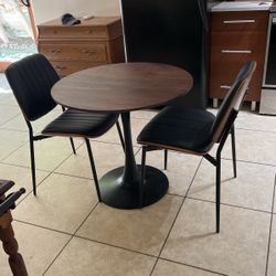 30” Round Table And Chairs 