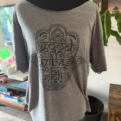 women’s one size hamsa “good vibes only” off the shoulder shirt ;; $5 in 33328